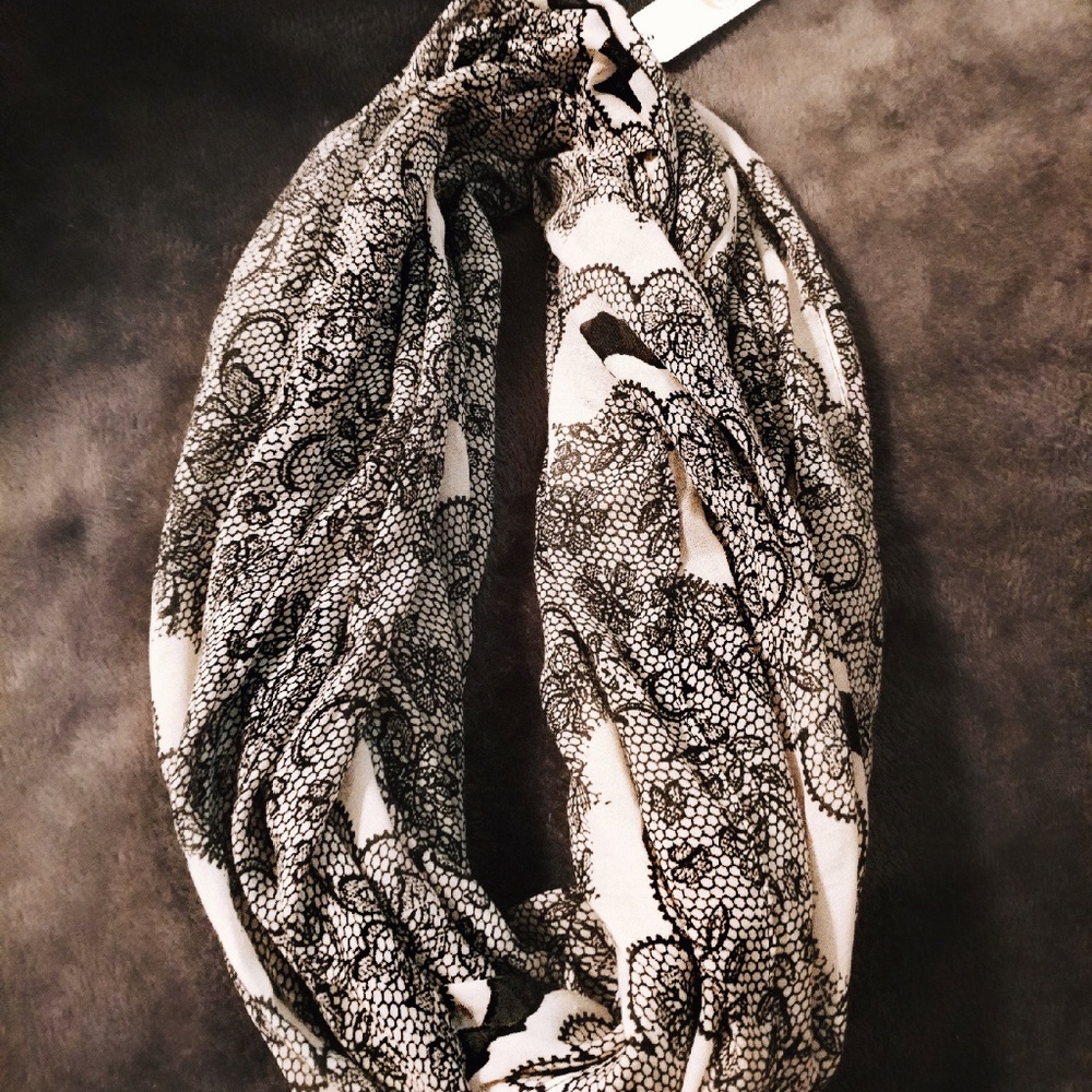 💗 NWT Charming Charlie Blk/White Infinity Scarf